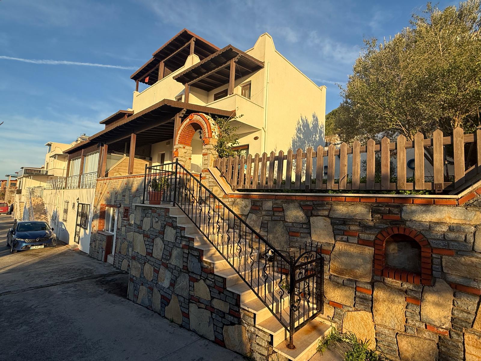 BAŞKO SİTESİNDE DENİZ MANZARALI VE MÜŞTEMİLATLI VİLLA