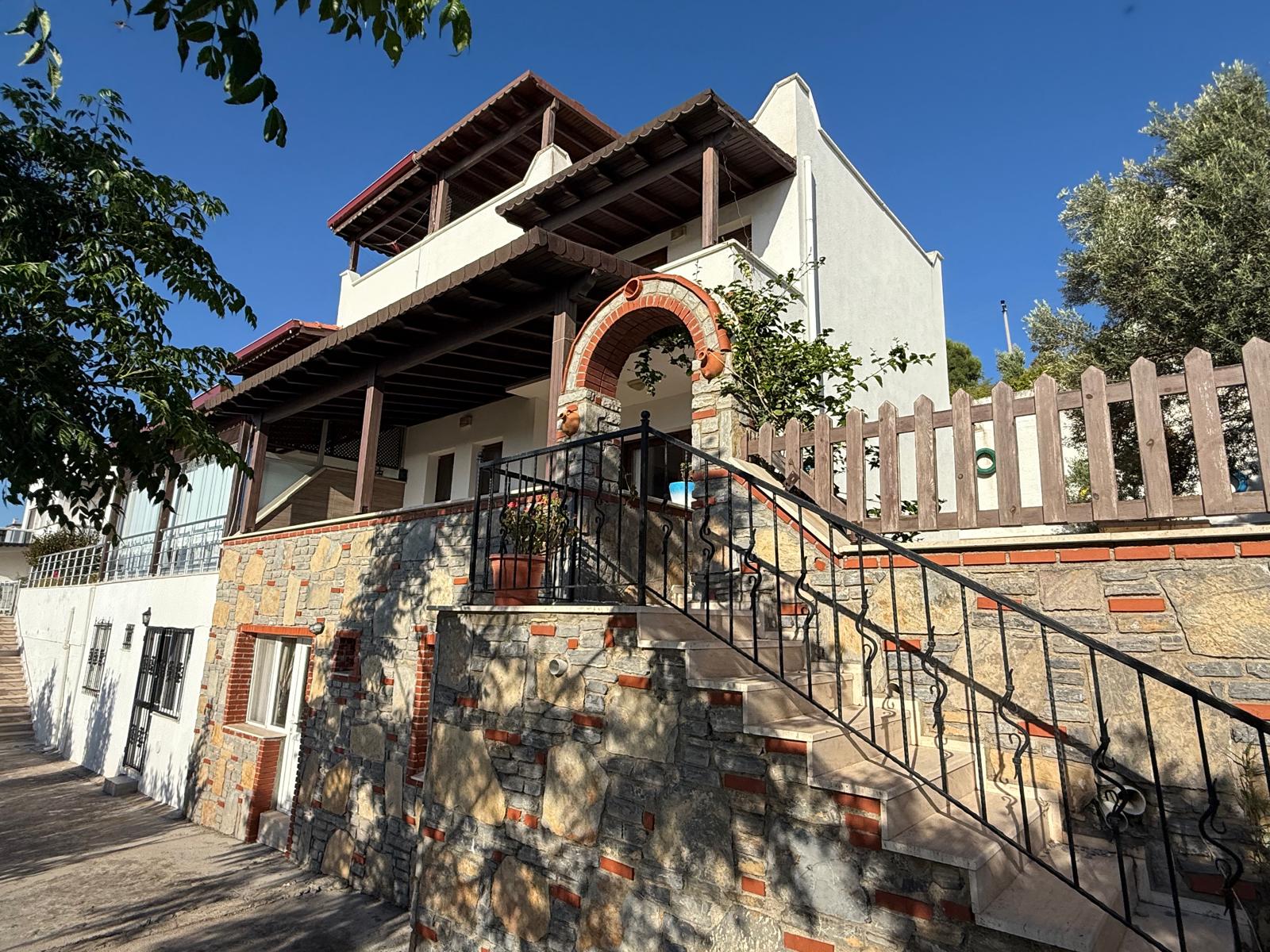 BAŞKO SİTESİNDE DENİZ MANZARALI VE MÜŞTEMİLATLI VİLLA