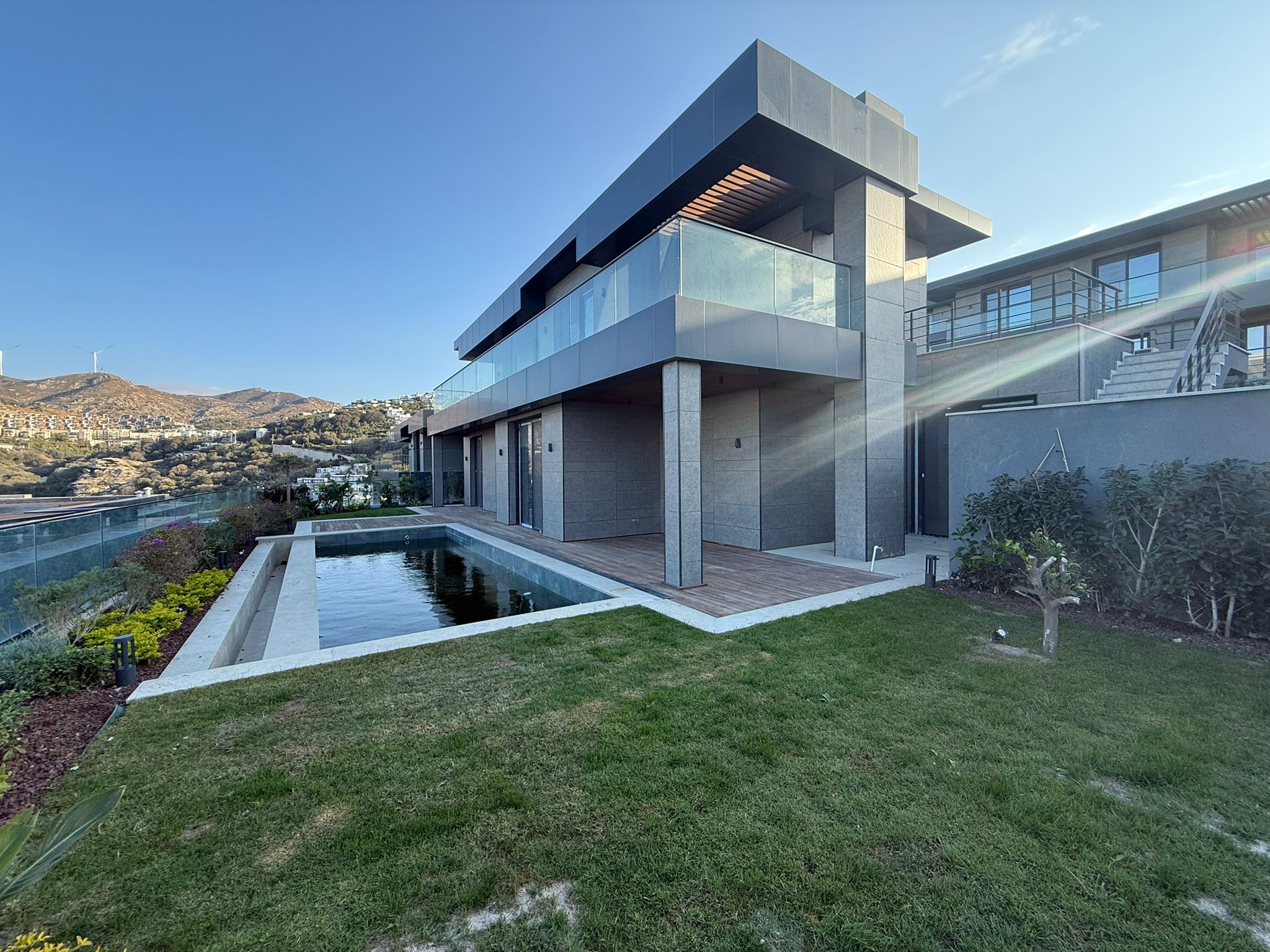 VELUX YALIKAVAK SATILIK 5+1 VİLLA